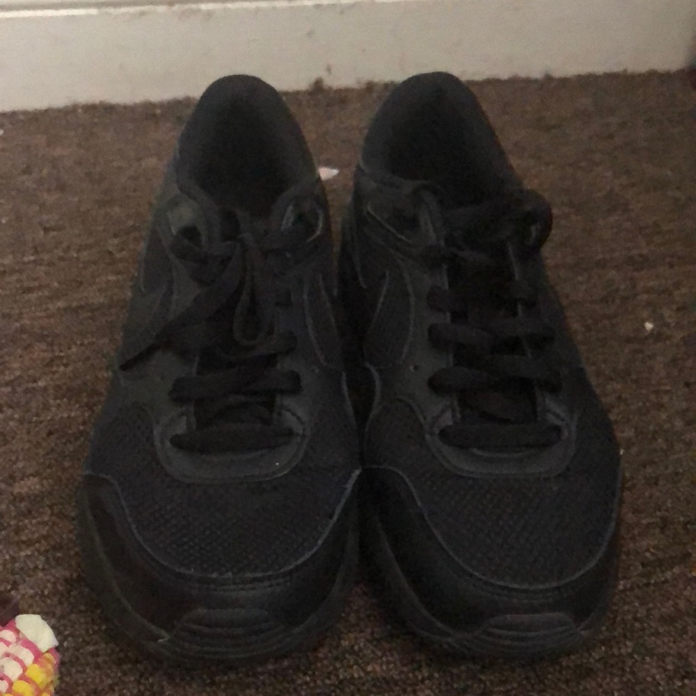 These are Nike air max all black edition. There a 7.5 in womens and 5.5 in mens
